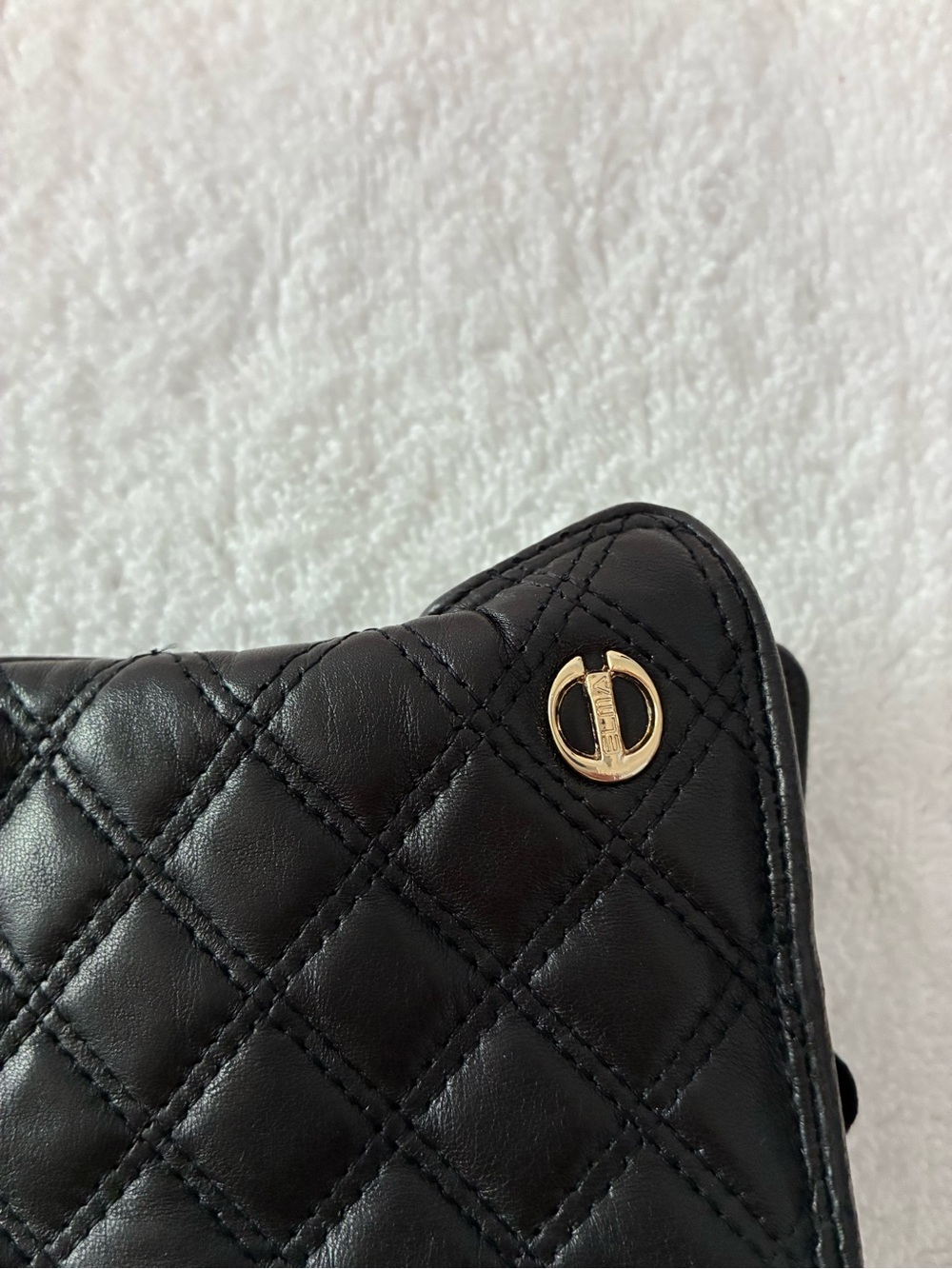 ELMA quilted leather gloves are a sleek, cold-weather accessory. Thinsulate - Picture 3 of 6